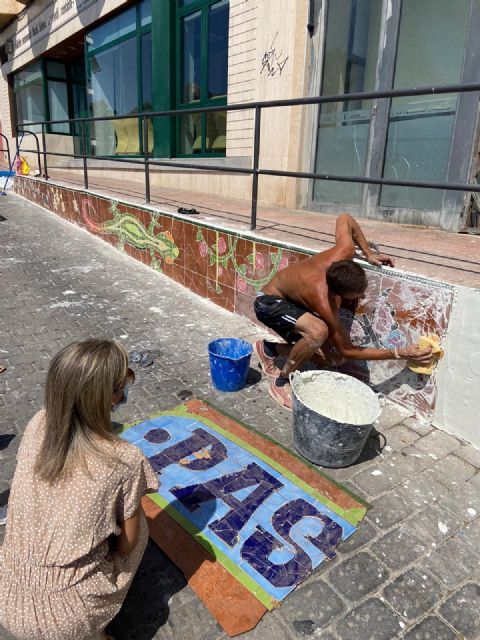 La edil de Cultura supervisa la segunda fase del proyecto de grafiti sobre mosaico