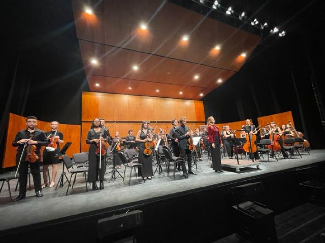 La directora aguileña Isabel Rubio dirige a la Joven Orquesta Sinfónica de Granada en el Auditorio de Águilas