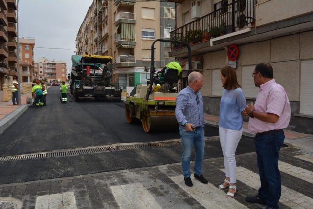 La alcaldesa y el edil de Urbanismo supervisan las obras del Plan de Obras y Servicios de la calle Federico Chueca y adyacentes