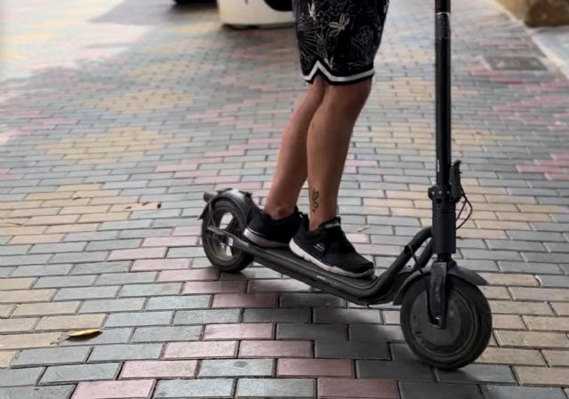 Zaragoza: 'Los patinetes continúan circulando por la calle Conde de Aranda sin ningún control'