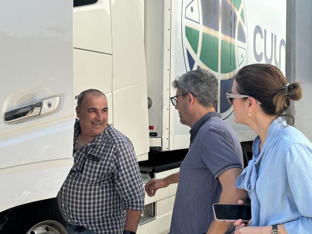 Un tráiler cargado de material parte hacia Valencia