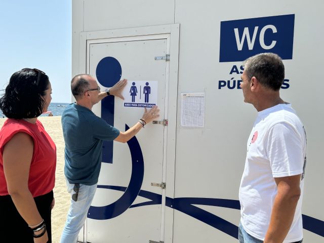 La playa de Poniente cuenta ya con un baño para personas ostomizadas