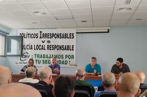 Los empleados públicos del Ayuntamiento de Águilas se encierran en el Cuartel de la Policía Local como protesta a los incumplimientos del gobierno municipal