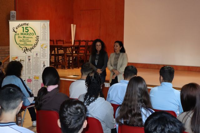 La edil de Consumo participa en una charla divulgativa en el colegio María Inmaculada