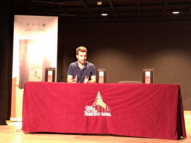 La Casa de la Cultura acoge la presentación de 'Las puertas del escritor', de Francisco Cayuela