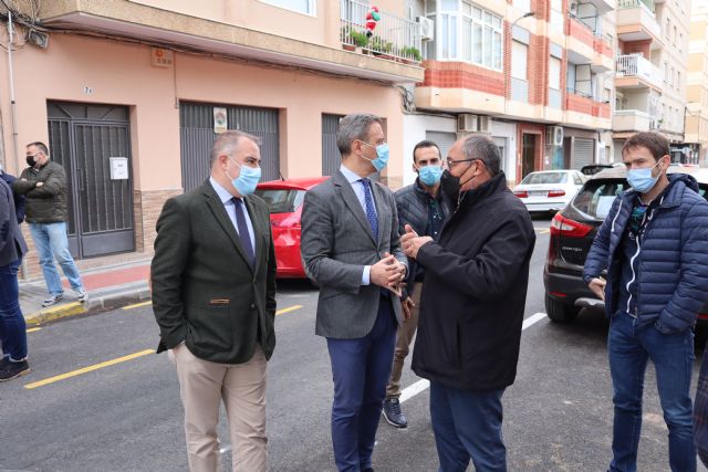 El edil de Urbanismo visita junto al consejero de Presidencia las obras desarrolladas en la calle Fuensanta