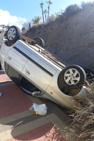 Servicios de emergencia han rescatado y trasladado al hospital a un conductor herido en accidente ocurrido en Águilas