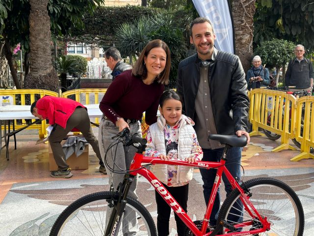 El Paseo Ciclista de Reyes cuenta con gran afluencia de participantes pese al retraso por las inclemencias del tiempo