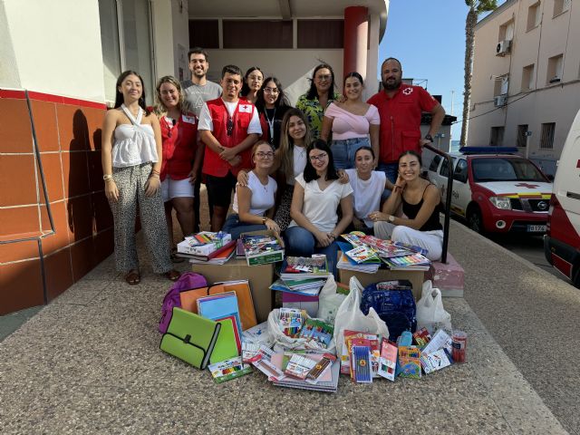 NNGG entrega a Cruz Roja todo el material escolar recogido en su campaña