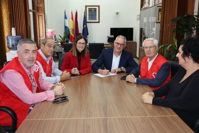 El Ayuntamiento renueva por quince años la cesión de uso del local que alberga la sede de Cruz Roja