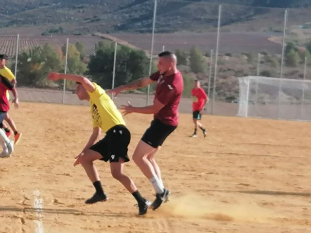 Campeonato de fútbol y carrera popular contra línea de alta tensión