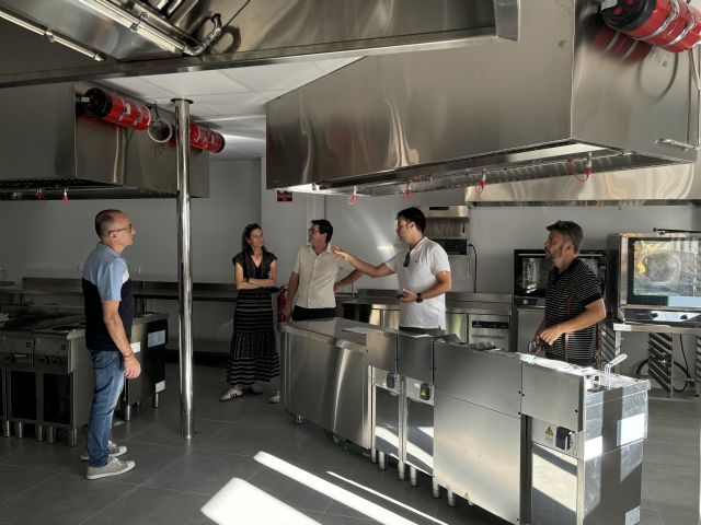 Representantes del sector hostelero visitan la cocina instalada en el Centro de Dinamización Social que el Ayuntamiento ha ofrecido a la Consejería para la puesta en marcha de grados de restauración y cocina