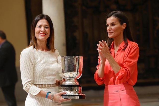 Los Reyes entregan al municipio de Águilas el Premio Nacional del Deporte