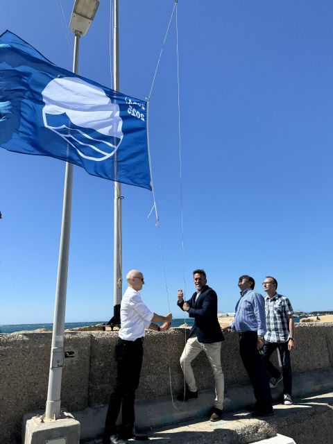 La Bandera Azul ya ondea en el Puerto Deportivo del Club Naútico