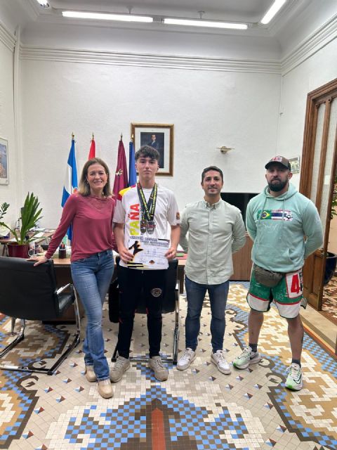 La alcaldesa de Águilas recibe a Juan Hernández, 3° del mundo en KI (Kicboxing) y 2° en KI y Lucha Grappling