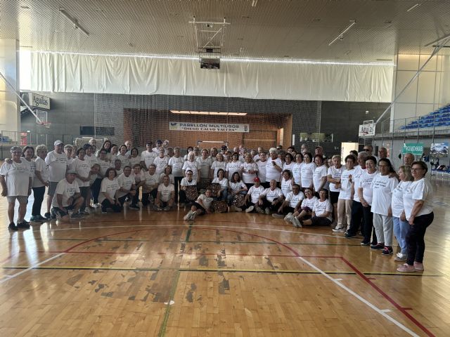 La alcaldesa y la edil de Tercera Edad visitan a los participantes en el curso de gerontogimnasia