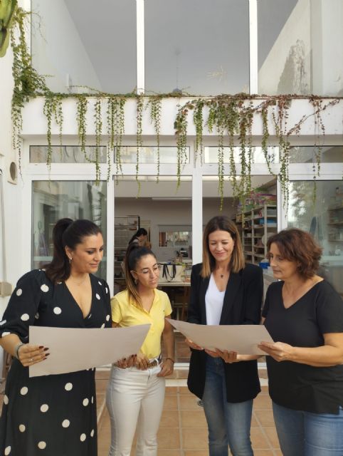 La alcaldesa y la edil de Igualdad visitan a las participantes en el taller de cerámica del Programa Empoderarte