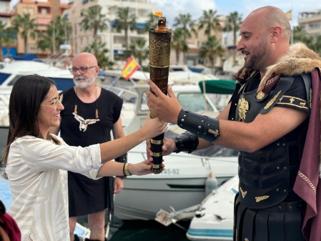 El 'fuego sagrado' partió desde Águilas a Cartagena a bordo del velero Neus Aguamarina