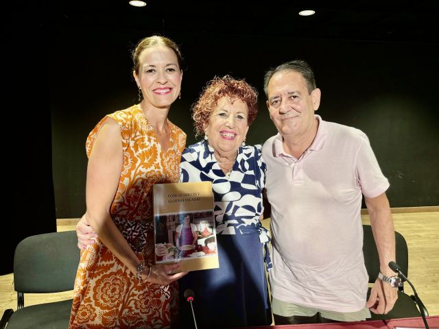 La Casa de la Cultura se queda pequeña para acoger la presentación del libro 'Cosicas dulces y algunas saladas'