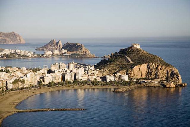 Las playas de La Colonia y Poniente se abren al baño al ser la calidad del agua excelente