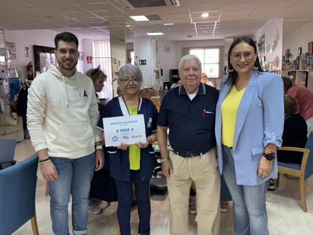 NNGG Águilas entrega a Alzheimer Águilas un cheque con el dinero recaudado en la ruta solidaria del octubre joven